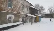 "Со стен падают кирпичи": 14 семей живут в бывшей конюшне в Уральске