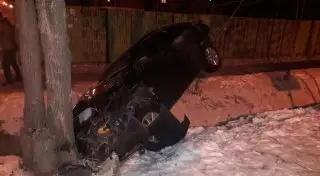 Toyota повисла над арыком после ДТП в Алматы