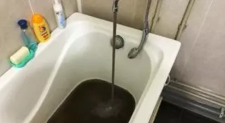 "Почти черная вода". Жители Уральска жалуются на качество горячей воды