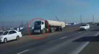 В Сети появилось видео лобового столкновения газовоза и легковушки в Актау