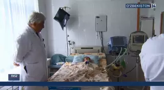 Ташкентские врачи показали ребенка, в теле которого нашли 16 иголок