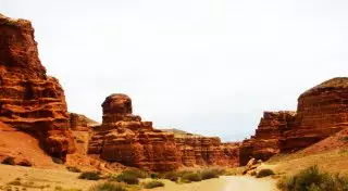 Куда поехать на мартовские праздники: тур в Чарынский каньон по низкой цене