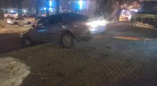 Toyota застряла на лестнице театра в Алматы: Водитель оштрафован