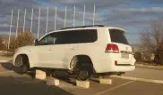 Land Cruiser пробил 4 колеса при выезде с парковки аэропорта Актау