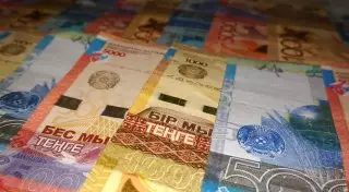 Тенге начал неделю с укрепления