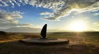 Там, где земля соединяется с небом и 4 тысячи петроглифов отражают быт неизвестной цивилизации