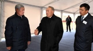 Президент Казахстана Нурсултан Назарбаев, аким Актюбинской области Бердыбек Сапарбаев и аким Актобе Ильяс Испанов. © akorda.kz