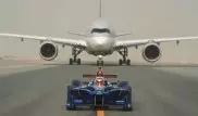 Болид Formula E устроил гонку с двумя самолетами