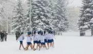 Российские школьницы вышли маршировать в юбках и балетках по снегу