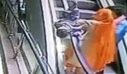 Женщина уронила ребенка с эскалатора, пытаясь сделать красивое селфи