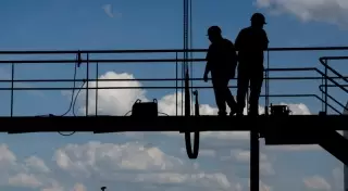 Двое рабочих скончались в результате пожара на месторождении в Мангистау