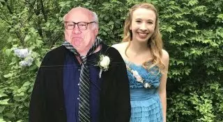 Дэнни Де Вито ответил школьнице, которая пришла на выпускной с его картонной версией