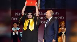 "Не по протоколу": как Назарбаев вручал диплом выпускнице NU