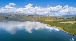 "Это место помогает медленно смаковать жизнь". О путешествии итальянца по озерам Восточного Казахстана сняли фильм