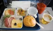 Знаменитый повар назвал простой способ улучшить вкус еды в самолете