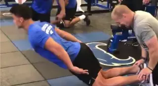 Невозможно поднять тело. В Сети пытаются повторить трюк американского футболиста