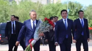 Елбасы поблагодарил западноказахстанцев за подарок столице