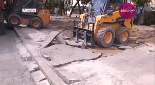 Асфальт на Абая в Алматы снимают для борьбы с подтоплениями