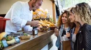 Топ городов с самой интересной уличной едой в мире