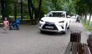 "Едва не сбила детей на тротуаре". Водителя Lexus оштрафовали в Алматы