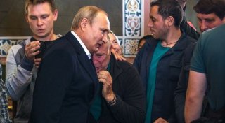 Во время посещения Путина произошел трогательный эпизод - один из паломников расплакался на плече у президента. © karelia.news