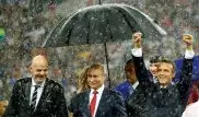 Путин оставил президентов Франции и Хорватии мокнуть под ливнем