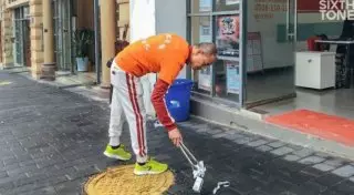 Миллионер каждое утро убирает улицы города