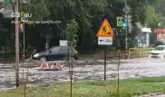 Заплыв россиян по затопленным улицам на матрасе попал на видео