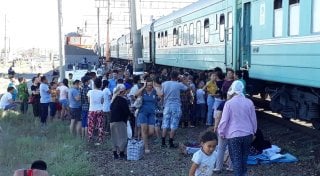 Фото пассажиров простаивающего поезда. 