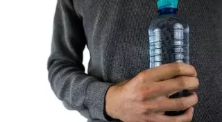 О недостатке воды в организме сигнализируют проблемы с суставами