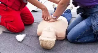 Уроки ОБЖ: кто учит школьников оказывать первую медпомощь