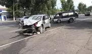 Subaru снес Mitsubishi Delica в Алматы