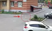 "Побег" малыша в подгузниках из детсада попал на видео