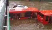 Автобус с пассажирами затопило "по пояс" из-за сильного ливня
