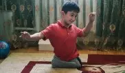 "Мама, я почти одного роста с тобой". Родившийся без ног Али учится ходить