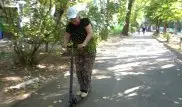 "Люди с завистью смотрят". 71-летняя алматинка осваивает электросамокат