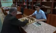 "Иногда забываю, что не вижу": незрячий алматинец обучает шахматам