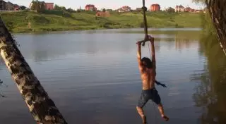 13-летнему мальчику оторвало руку "тарзанкой"