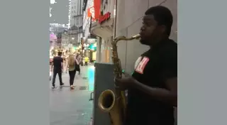 Исполнение "Камажай" американским саксофонистом поразило пользователей Сети