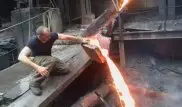 Сталевар, сунувший руку в расплавленный металл, раскрыл секрет трюка