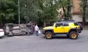 Кроссовер перевернулся после столкновения с внедорожником в Алматы