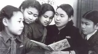 Строгий дресс-код, тканевые сумки и огромное желание быть первым. Как учились наши родители