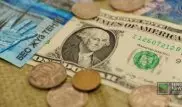 Тенге ослаб до 369 за доллар на бирже