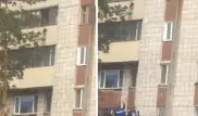 Полчаса стояла на карнизе. Девочку сняли с балкона 9-этажки в Павлодаре 