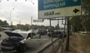 Авария с тремя авто в Алматы попала на видео
