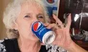 Женщина более 60 лет пила только газировку и не умерла