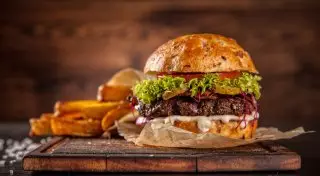 Известный шеф-повар раскрыл секреты приготовления идеального бургера