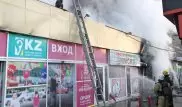 Супермаркет "Магнум" загорелся в Алматы. Пожар тушили полсотни человек