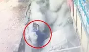Две женщины провалились под асфальт в Турции. Инцидент попал на видео