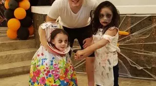 Девочка с головой в руках шокировала пользователей Сети